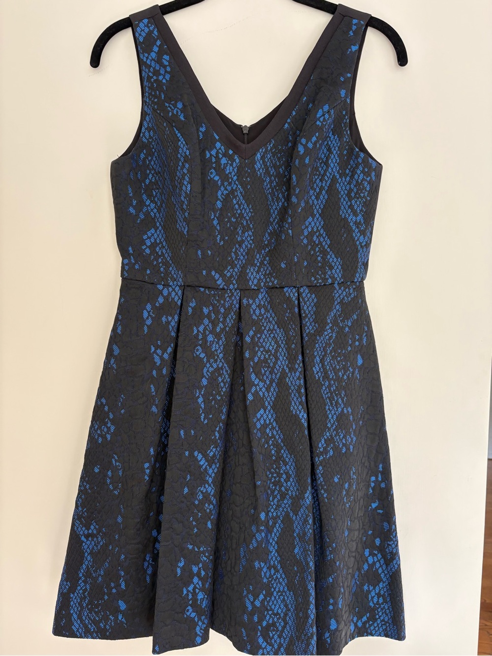 Women’s Black and Blue Lace Patterned Sleeveless Dress